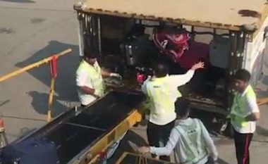 Punonjësit e aeroportit të Hong Kongut filmohen duke i hedhur valixhet me materiale që thyhen lehtë, sikur të ishin thasë me patate (Video)