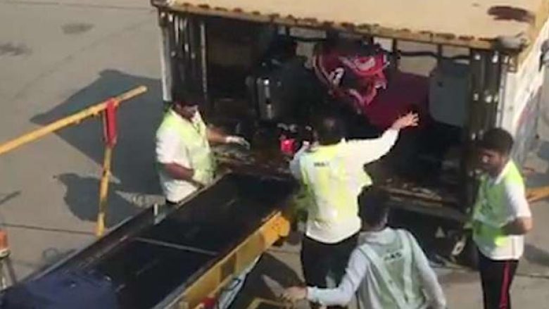 Punonjësit e aeroportit të Hong Kongut filmohen duke i hedhur valixhet me materiale që thyhen lehtë, sikur të ishin thasë me patate (Video)