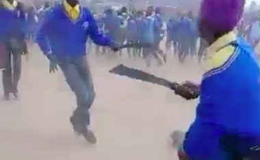 Rrahje masive e nxënësve të një shkolle në Afrikën e Jugut, ndiqnin njëri-tjetrin me hanxharë (Video, +16)