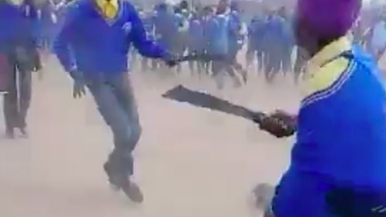Rrahje masive e nxënësve të një shkolle në Afrikën e Jugut, ndiqnin njëri-tjetrin me hanxharë (Video, +16)