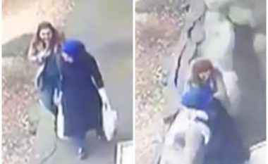 Shembet trotuari dhe i “përpinë” dy gra, shpëtojnë mrekullisht – kamerat e sigurisë filmojnë gjithçka (Video, +18)