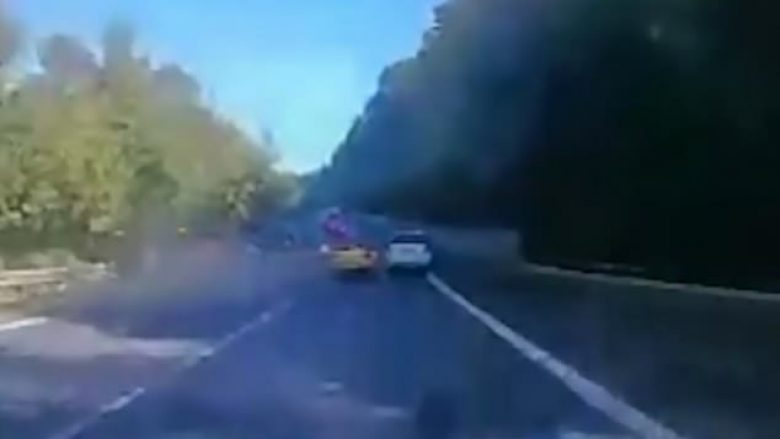 Shoferët e Ferrari dhe Porsche që garonin në korsinë e gabuar, shkaktojnë aksident me fatalitet në Sllovaki (Video, +18)