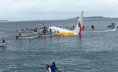 Aeroplani me pasagjerë përplaset në det, zhytësit australianë arrijnë të futen brenda dhe t’i shpëtojnë (Video)