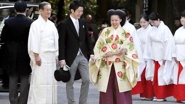 Princesha japoneze heq dorë nga statusi mbretëror që të martohet me një burrë të “rëndomtë” (Foto)