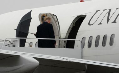 Trump “nuk di” ta mbyll ombrellën, e lë para derës së aeroplanit (Video)