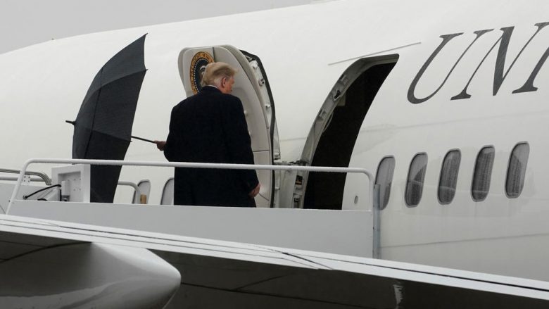 Trump “nuk di” ta mbyll ombrellën, e lë para derës së aeroplanit (Video)