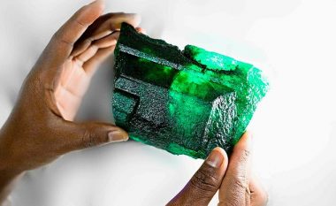 Zbulohet smeraldi i gjelbër në Zambi, i ka 5,655 karatë dhe kapë vlerën e dy milionë funteve (Foto)