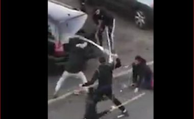 Adoleshenti francez rrihet barbarisht në mes të ditës me shufra hekuri dhe shkop bejsbolli (Video, +18)