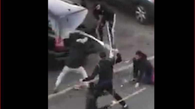 Adoleshenti francez rrihet barbarisht në mes të ditës me shufra hekuri dhe shkop bejsbolli (Video, +18)