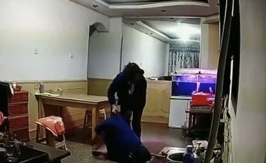 Shërbëtorja i thyen legenin 88 vjeçarit në Kinë, djali e zbulon nga kamerat (Video, +16)