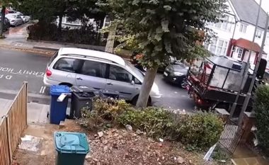 Kamerat e sigurisë filmojnë vjedhjen e një veture në mes të ditës në një lagje të Londrës (Video)