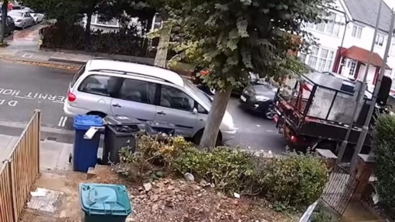 Kamerat e sigurisë filmojnë vjedhjen e një veture në mes të ditës në një lagje të Londrës (Video)