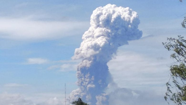 Një katastrofë tjetër natyrore godet Indonezinë, “zgjohet” vullkani vdekjeprurës – hiri dhe retë e zezë ngriten në 4 mijë metra (Video)