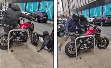 Vjedhin motoçikletën para kalimtarëve të rastit në mes të ditës në qendër të Mançesterit, hajnave iu deshën vetëm 30 sekonda (Video)