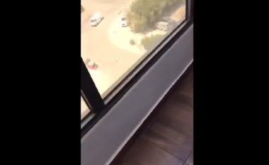 Filmoi punonjësen e vet duke rënë nga kati i shtatë, gjykata e Kuvajtit dënon me një vit e tetë muaj gruan që e filmoi (Video, +18)
