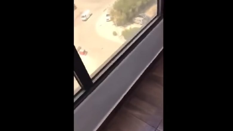 Filmoi punonjësen e vet duke rënë nga kati i shtatë, gjykata e Kuvajtit dënon me një vit e tetë muaj gruan që e filmoi (Video, +18)