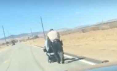 Nuk i punonte karroca elektrike, sherifi amerikan shtyn të moshuarën deri në shtëpi (Video)