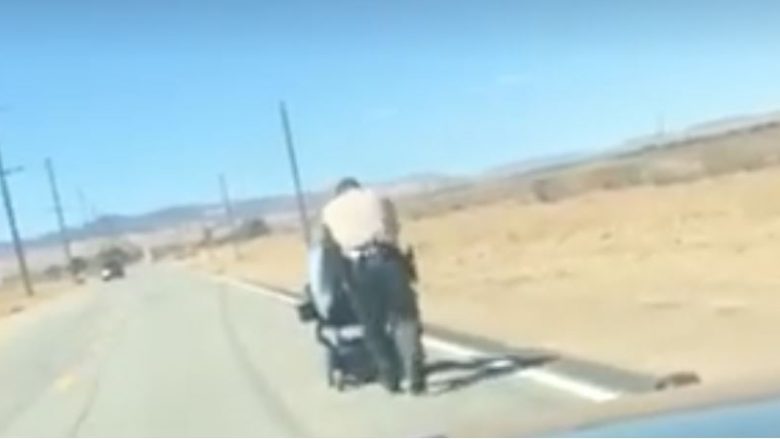 Nuk i punonte karroca elektrike, sherifi amerikan shtyn të moshuarën deri në shtëpi (Video)