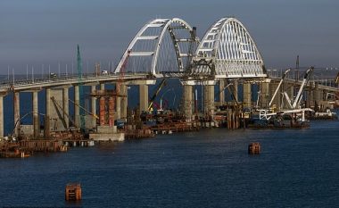 Putin gjatë majit lavdërohej se po ndërton urën më të gjatë në Evropë në pjesën e aneksuar në Ukrainë, por sot është shembur një pjesë e saj (Video)