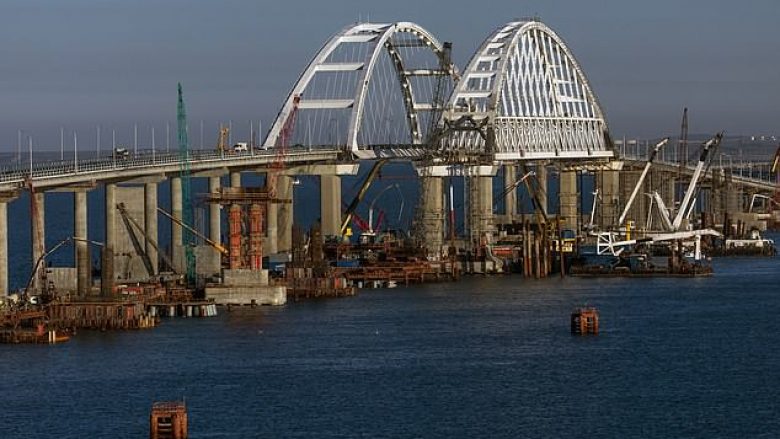 Putin gjatë majit lavdërohej se po ndërton urën më të gjatë në Evropë në pjesën e aneksuar në Ukrainë, por sot është shembur një pjesë e saj (Video)
