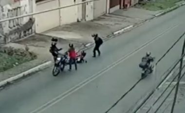 Deshën t’ia vjedhin motoçikletën duke mos e ditur se është polic në rroba civile, hajnat e pësojnë shumë keq (Video, +18)
