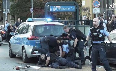 Policët gjermanë “dyshohet” se përdorën forcë të tepruar gjatë arrestimit të riut me ngjyrë, publikohen pamjet e këtij momenti (Video, +18)