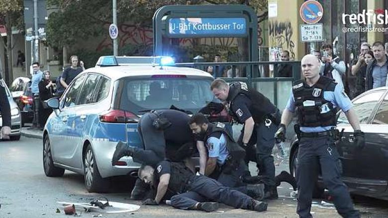 Policët gjermanë “dyshohet” se përdorën forcë të tepruar gjatë arrestimit të riut me ngjyrë, publikohen pamjet e këtij momenti (Video, +18)