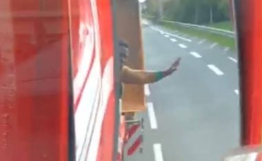 Momenti kur emigrantët e kuptojnë se kamioni nuk po shkonte aty ku po mendonin ata (Video)