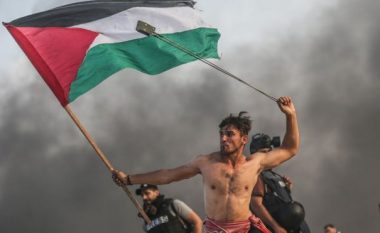 Fotoja e palestinezit bëhet virale në botë, “lidhet” me një ngjarje historike të Francës (Foto)