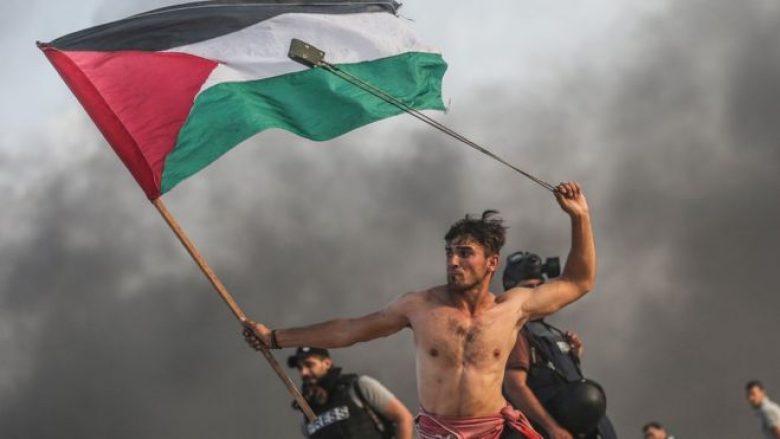Fotoja e palestinezit bëhet virale në botë, “lidhet” me një ngjarje historike të Francës (Foto)
