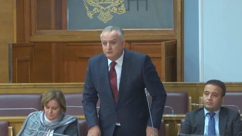 Ministri shqiptar në Kuvendin e Malit të Zi, deputetit serb: Flamuri im është flamuri shqiptar (Video)