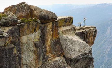 Çifti amerikan humb jetën, bien nga kodra 2,285 metra e lartë e parkut nacional Yosemite (Foto)