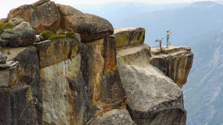 Çifti amerikan humb jetën, bien nga kodra 2,285 metra e lartë e parkut nacional Yosemite (Foto)