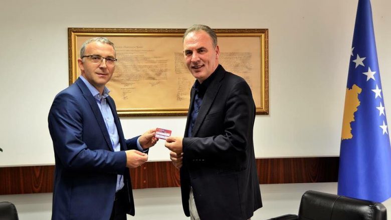 Fatmir Limaj anëtarësohet zyrtarisht si tifoz i Penya Kosovar del Futbol Club Barcelona