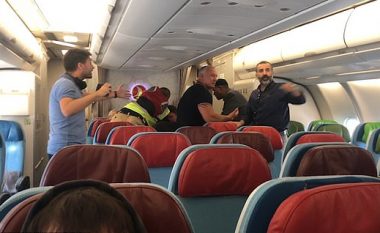 Ai po bërtiste me të madhe, pasagjerët e ndihmojnë që të mos dëbohet për në Somali (Video)