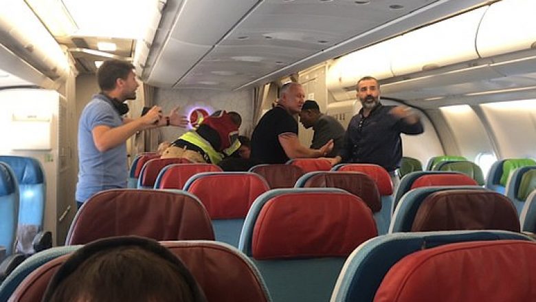 Ai po bërtiste me të madhe, pasagjerët e ndihmojnë që të mos dëbohet për në Somali (Video)