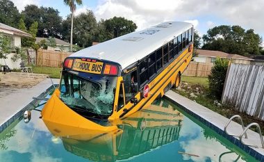 Autobusi i një shkolle në Florida thyen rrethimin, përfundon në pishinë (Video)