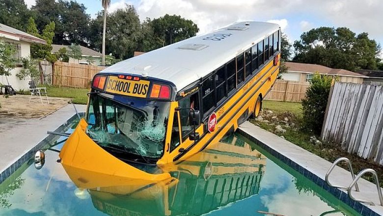 Autobusi i një shkolle në Florida thyen rrethimin, përfundon në pishinë (Video)