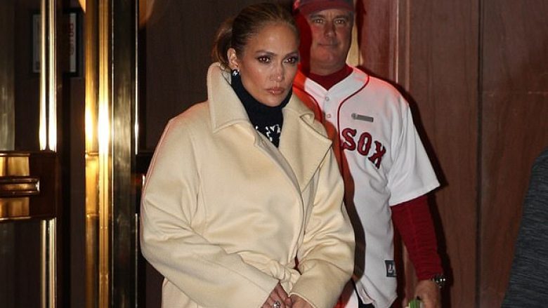 Jennifer Lopez, me pallto sezoni: Të rehatshme dhe elegante njëkohësisht!