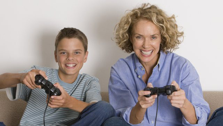 Mosha e pubertetit të djemve varet nga nëna