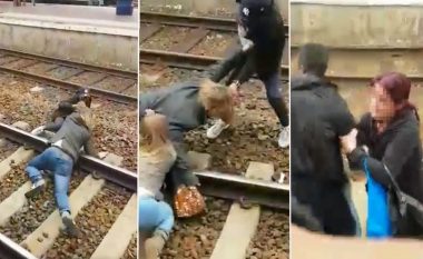 Momenti kur “Racistja” shtyn djaloshin me ngjyrë drejt binarëve të trenit – pastaj fillon një zënkë me të goditura (Video)