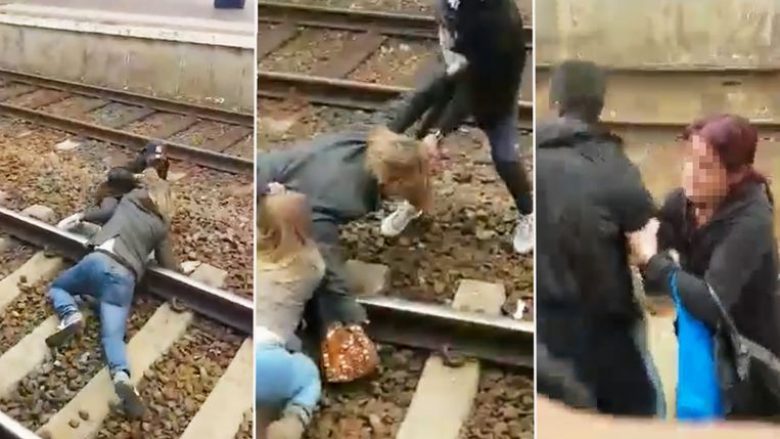 Momenti kur “Racistja” shtyn djaloshin me ngjyrë drejt binarëve të trenit – pastaj fillon një zënkë me të goditura (Video)