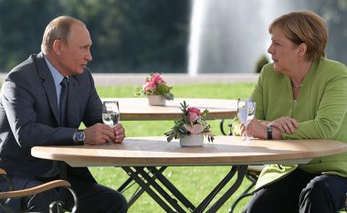 Deputeti gjerman tregon se a kanë biseduar Merkel dhe Putin për kufijtë e Kosovës (Video)
