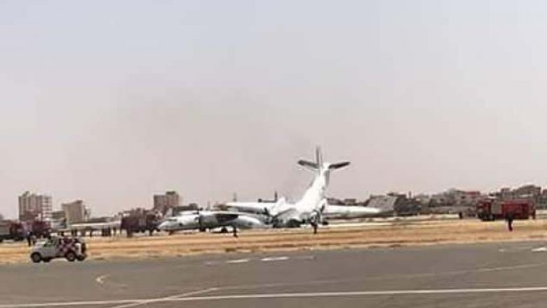 Aeroplanët ushtarakë u përplasën gjatë aterimit në aeroportin e kryeqytetit të Sudanit (Video)