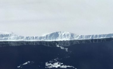 Ajsbergu misterioz drejtkëndor, pranë një tjetri që ka formën e ‘copës së picës’ (Foto)
