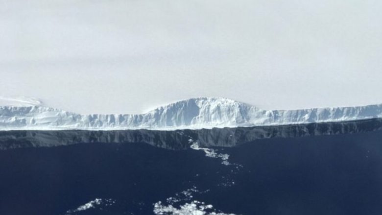 Ajsbergu misterioz drejtkëndor, pranë një tjetri që ka formën e ‘copës së picës’ (Foto)