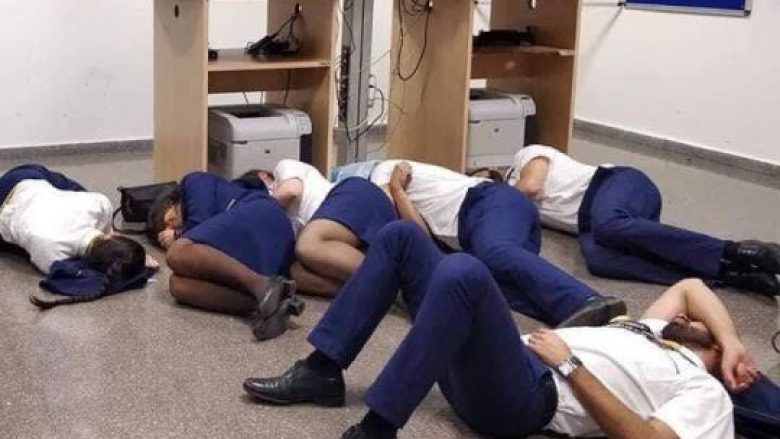 Anulohen fluturimet, pjesëtarët e stafeve të aeroplanëve detyrohen të flenë në dysheme (Foto)