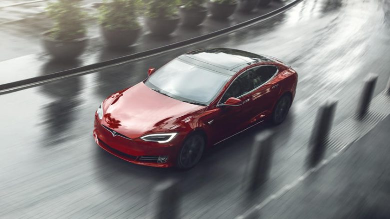 Autopiloti i fundit nga Tesla, sistemi më i përafërt me mundësin e vetë vozitjes (Foto)
