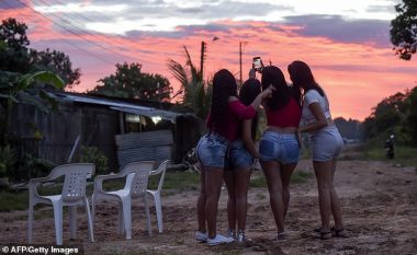 Femrat e Venezuelës së dërmuar ekonomikisht, po merren me prostitucion në Kolumbi (Foto)