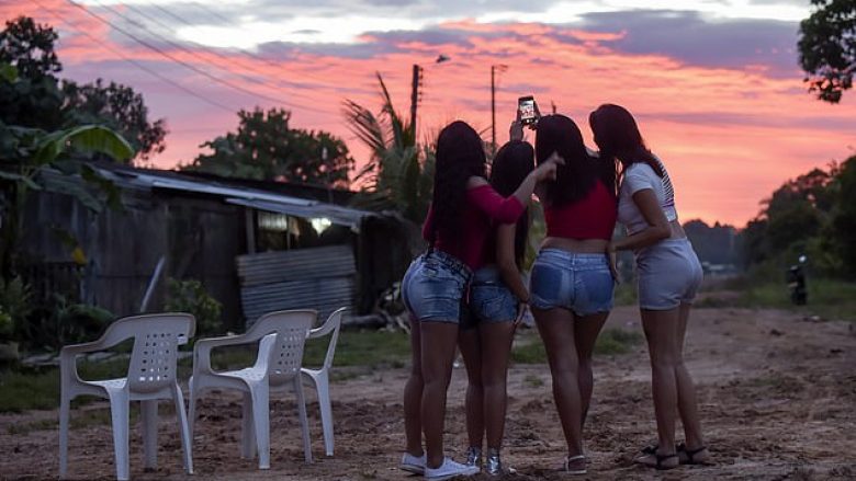 Femrat e Venezuelës së dërmuar ekonomikisht, po merren me prostitucion në Kolumbi (Foto)